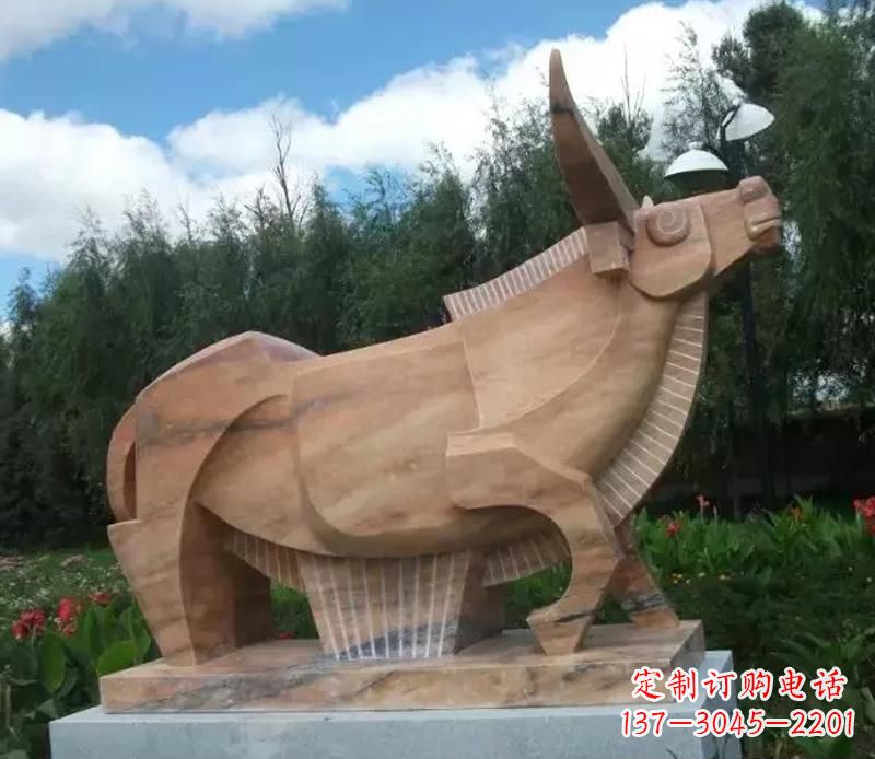 泰安公园抽象动物牛石雕