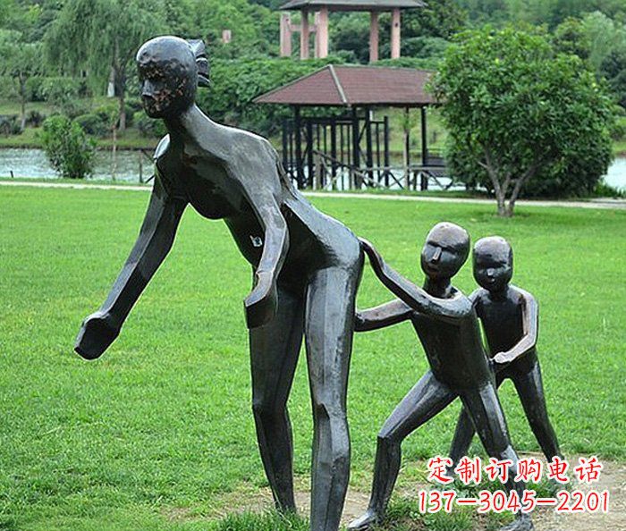 泰安公园抽象老鹰捉小鸡人物铜雕