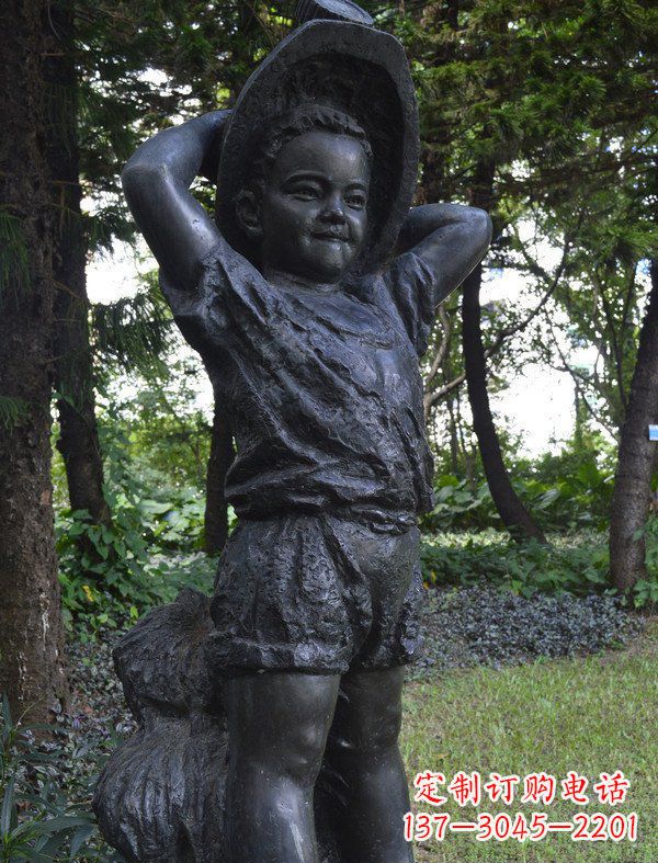泰安公园戴草帽的小男孩人物铜雕