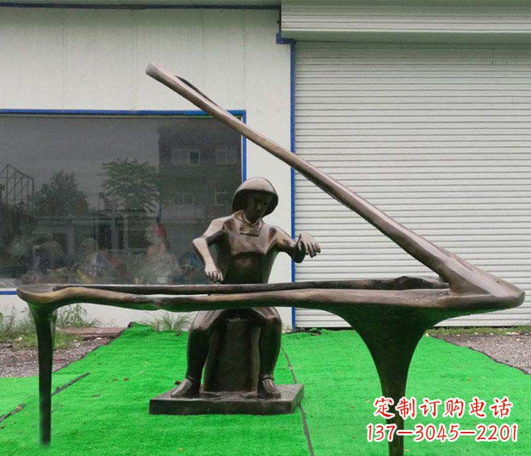 泰安公园弹钢琴的抽象人物小品铜雕