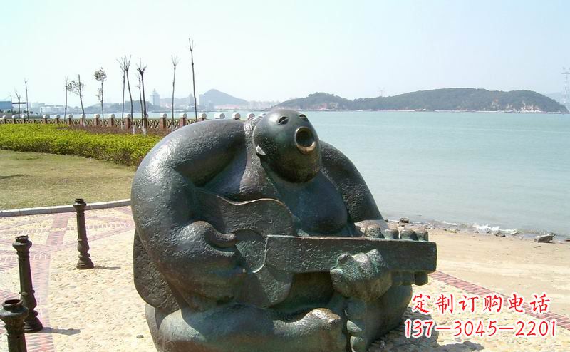 泰安音乐驻足，公园弹吉他铜雕