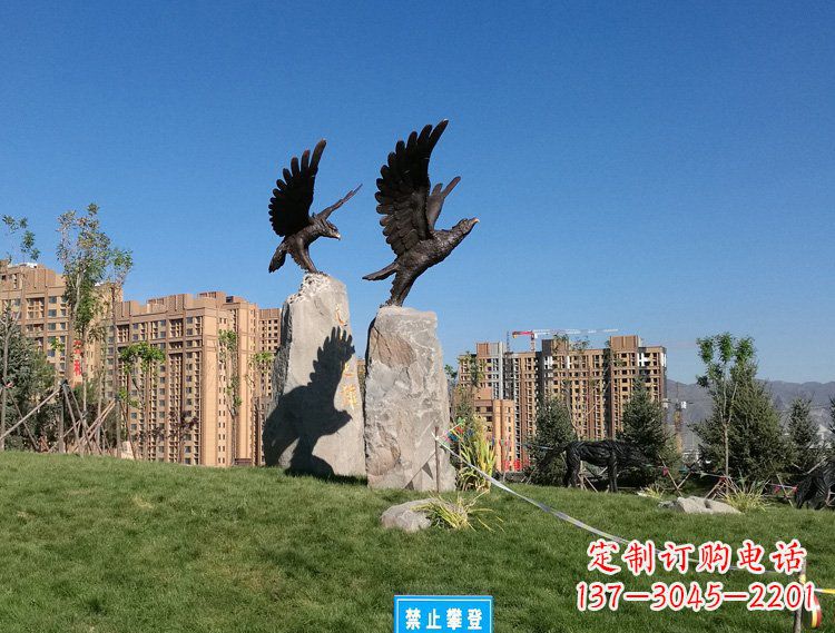 泰安公园动物老鹰铜雕