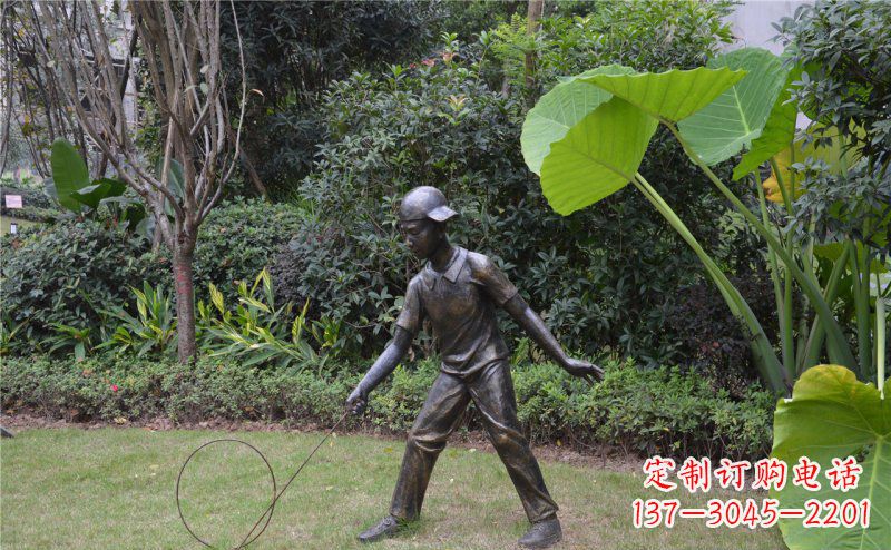 泰安铜雕“小男孩滚铁环”