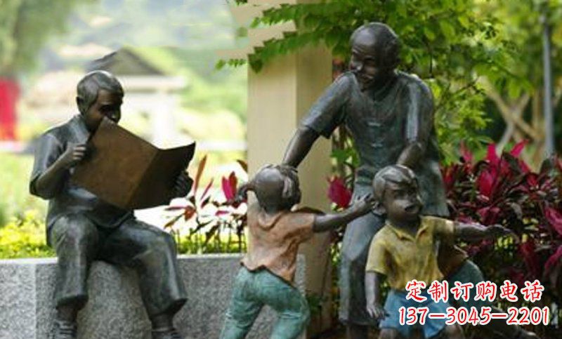泰安爷爷陪伴小孩的铜雕