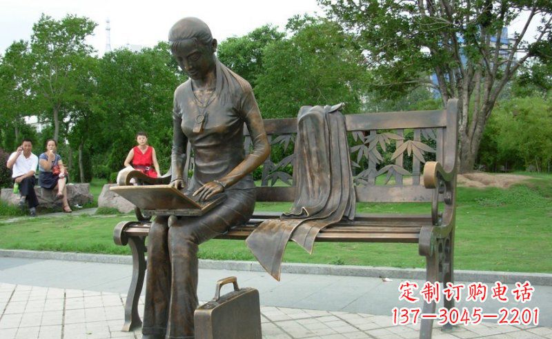 泰安公园看电脑的女孩人物铜雕