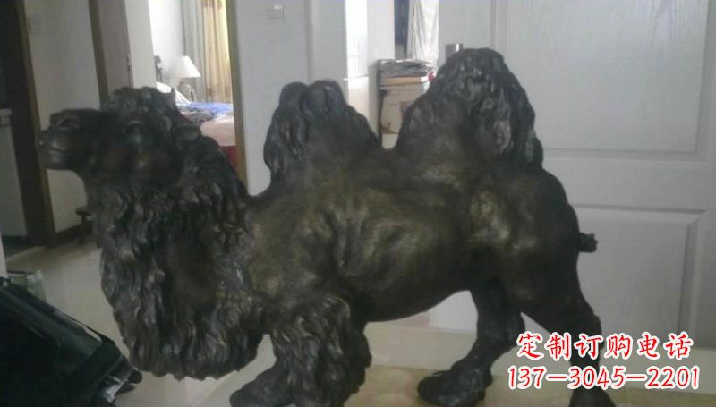 泰安公园骆驼动物景观铜雕