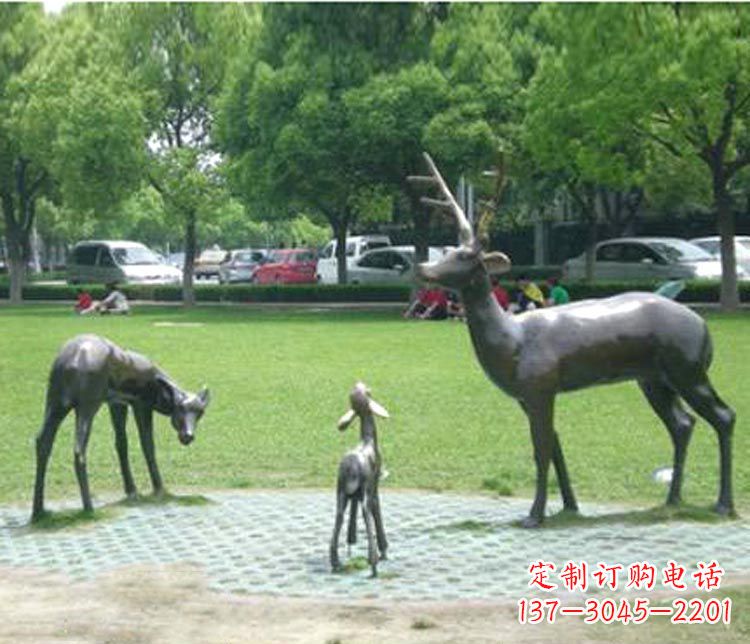 泰安梦幻般的雕塑——梅花鹿一家三口铜雕