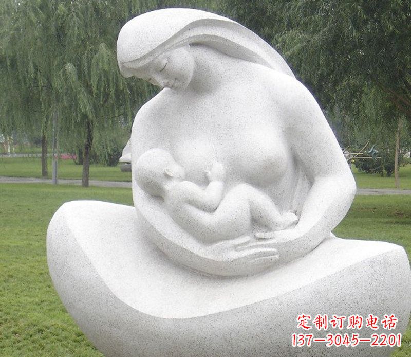泰安公园母亲喂奶石雕