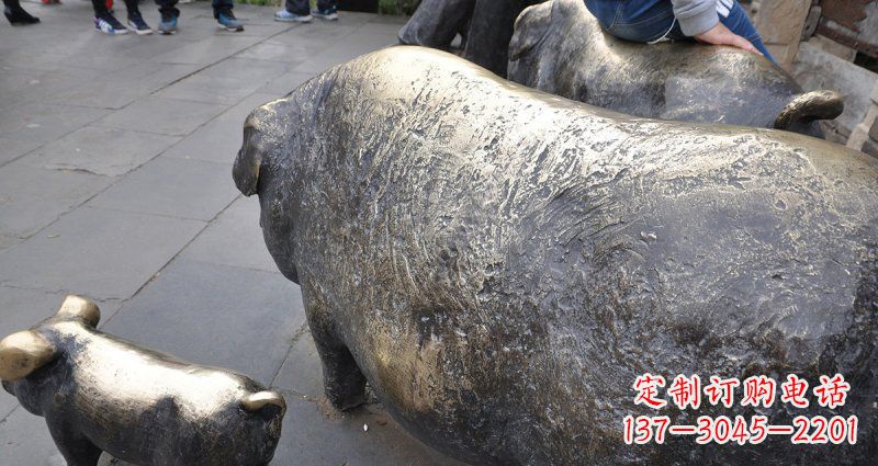泰安公园精美母子猪铜雕