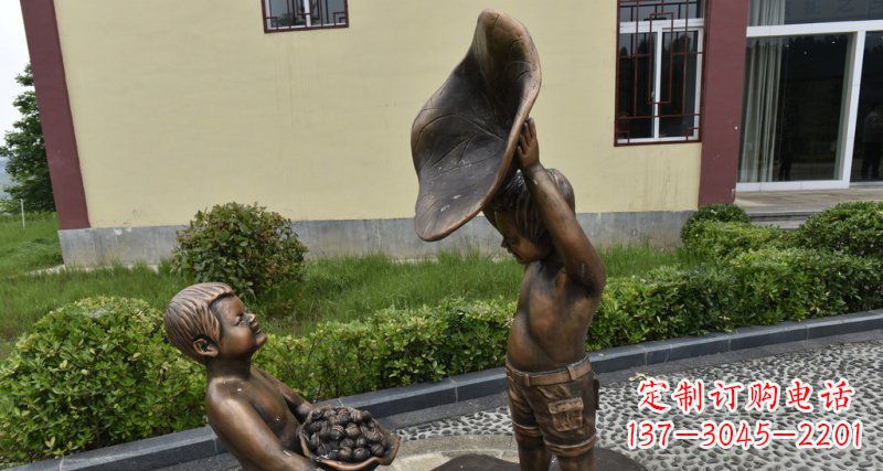 泰安公园拿着帽子装核桃的小男孩小品铜雕
