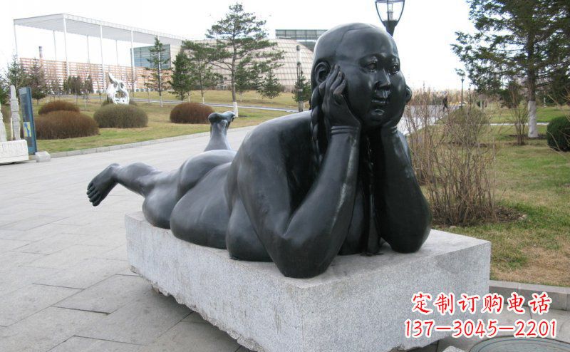 泰安公园趴着的胖女孩景观铜雕