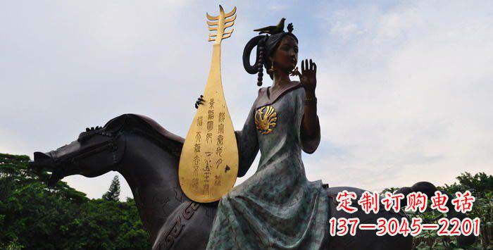 泰安传统风情,精美古典的琵琶女铜雕