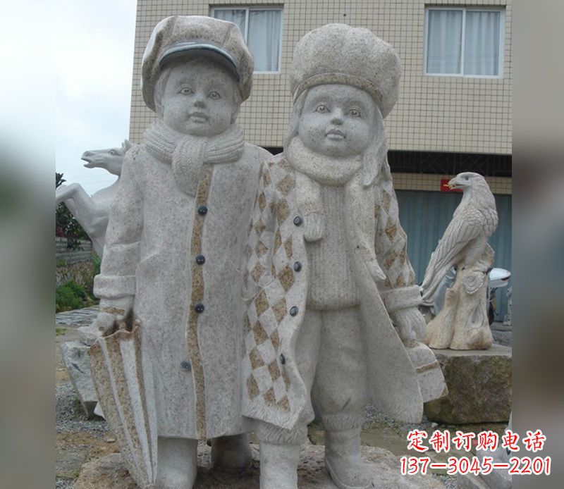 泰安公园情侣人物石雕