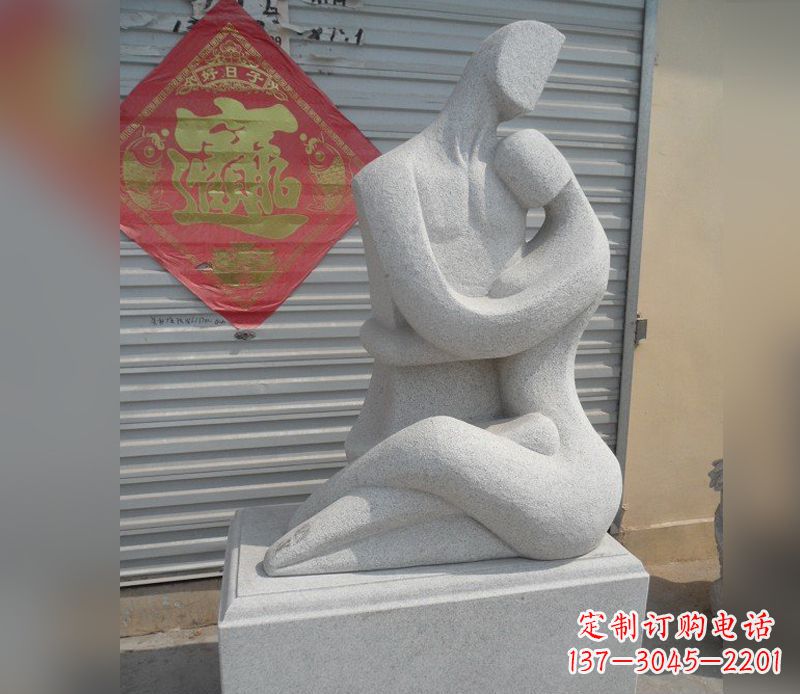 泰安公园情侣人物小品石雕