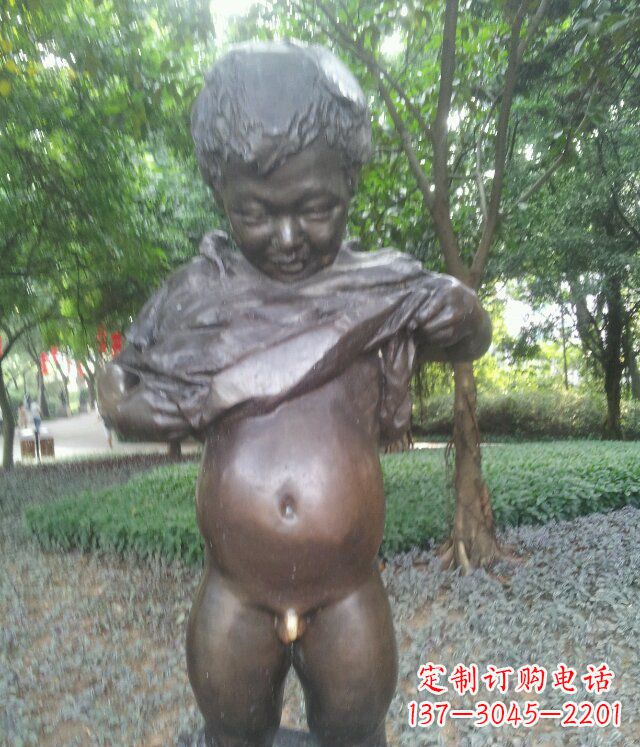 泰安萌动活泼的男孩铜雕塑