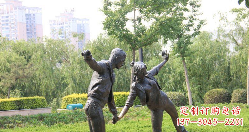 泰安公园散步的情侣人物铜雕