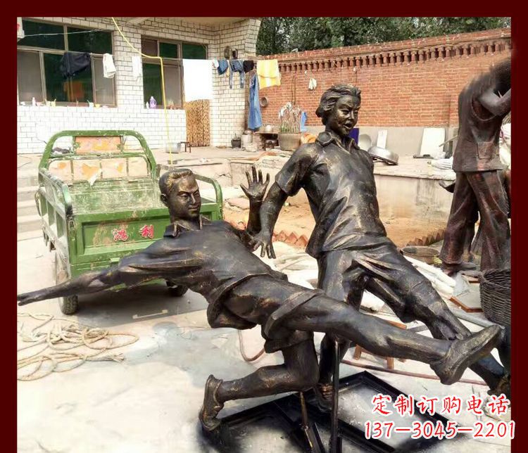 泰安公园踢足球的人物铜雕