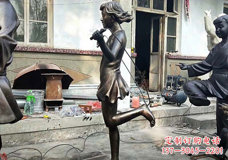 泰安公园跳绳小女孩铜雕