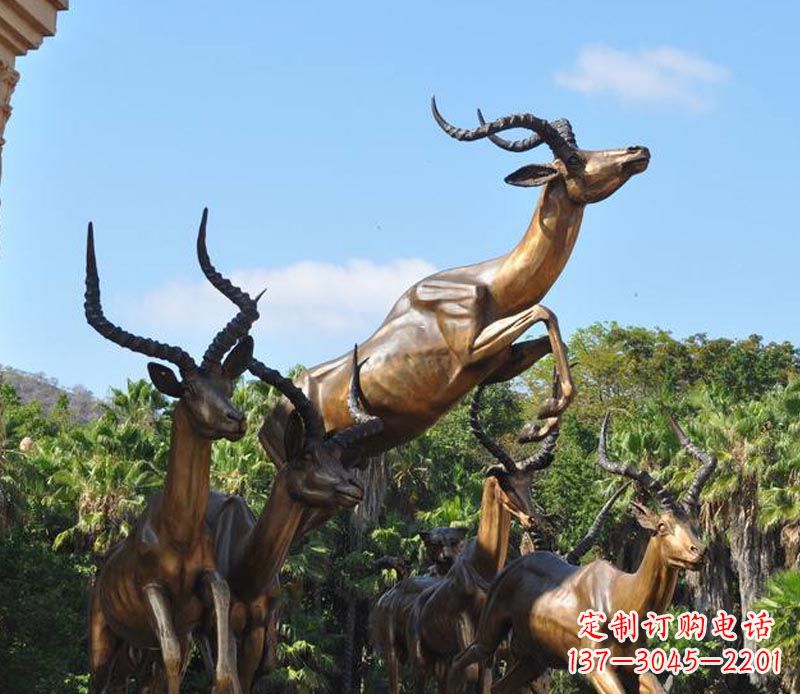 泰安公园铜雕奔跑的羚羊