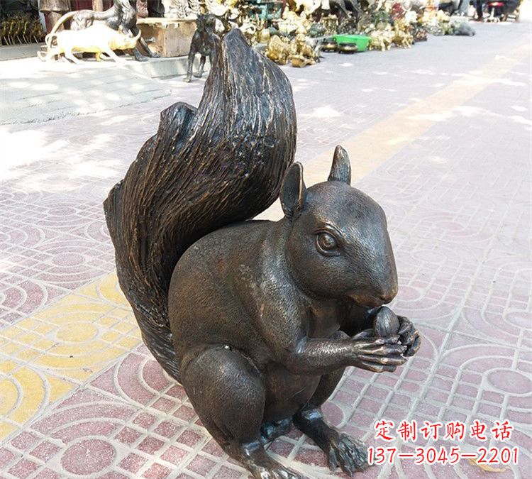 泰安公园铜雕松鼠