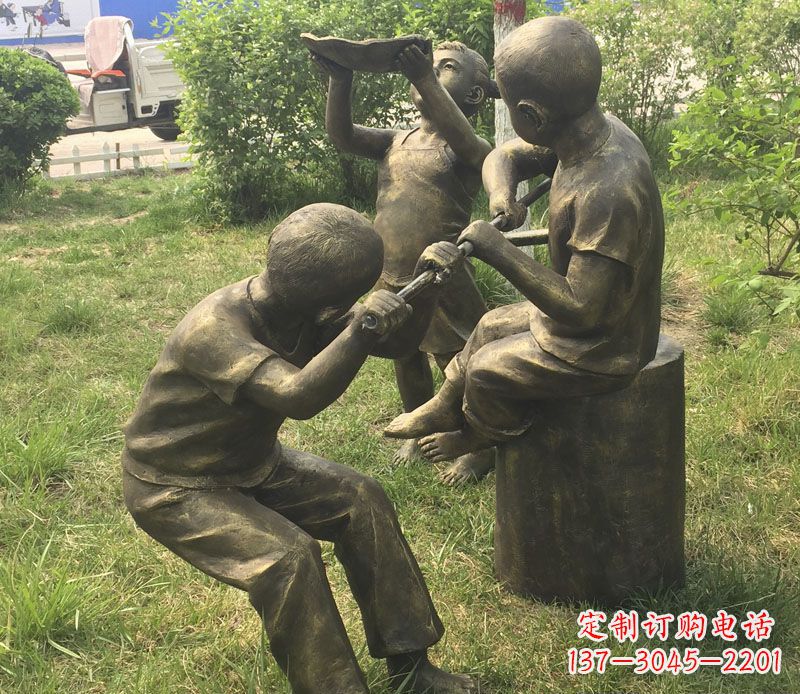 泰安公园玩水的儿童铜雕