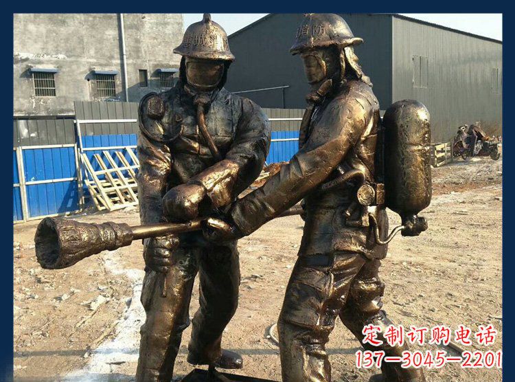 泰安以消防员为原型的铜雕塑
