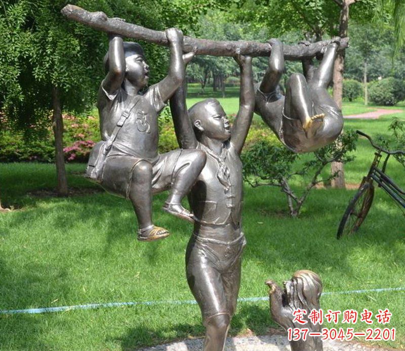 泰安捉着树枝玩耍的小孩铜雕