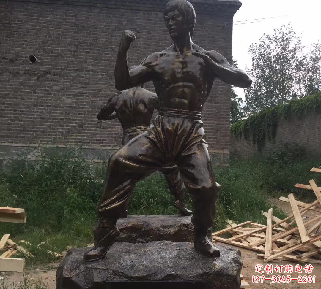泰安令人叹为观止的李小龙铜雕