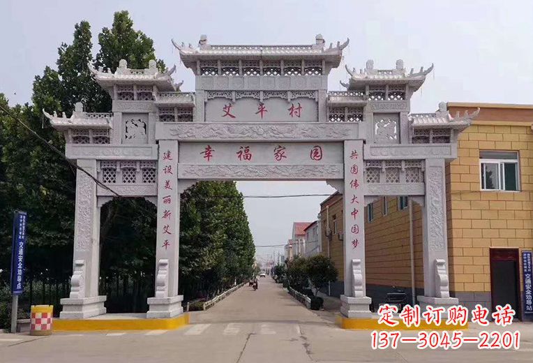 泰安古代牌坊上石雕鱼