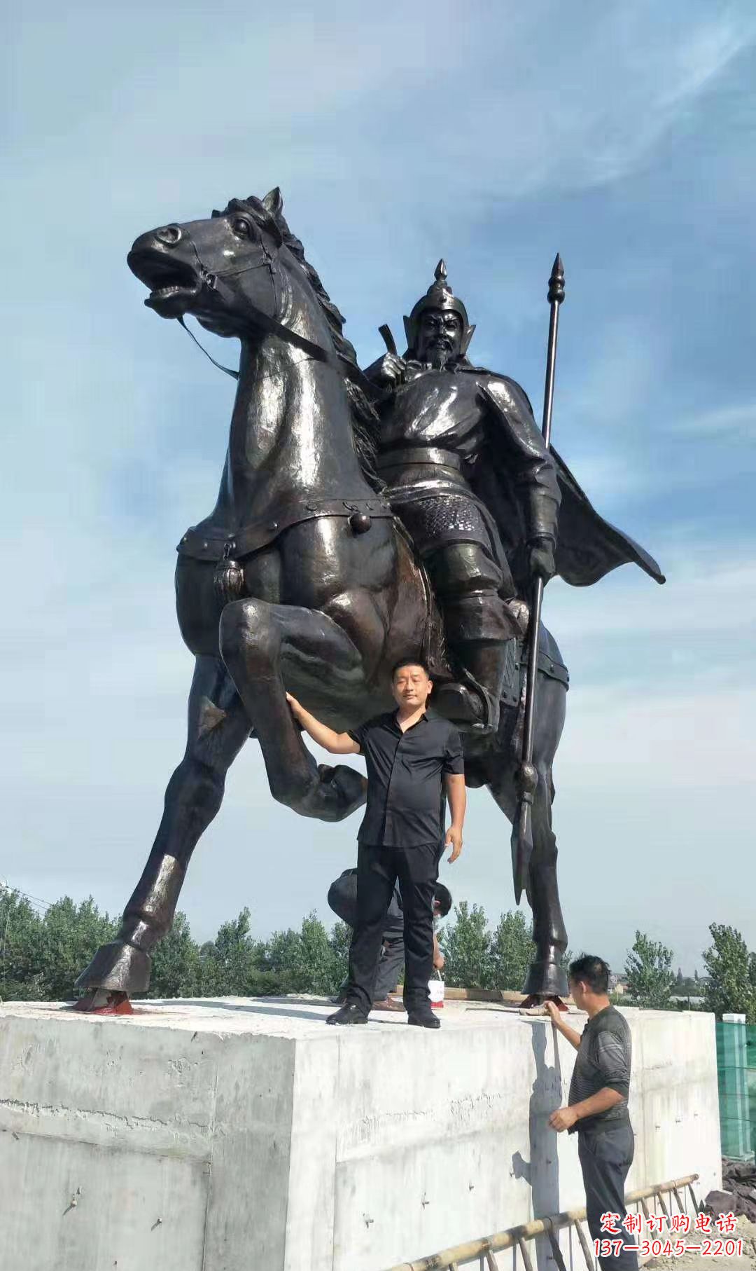 泰安以古代骑马将军为灵感的铜雕