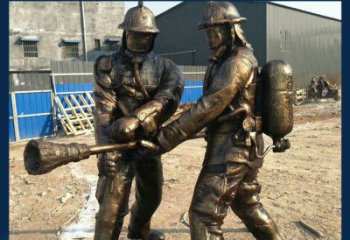 泰安以消防员为原型的铜雕塑