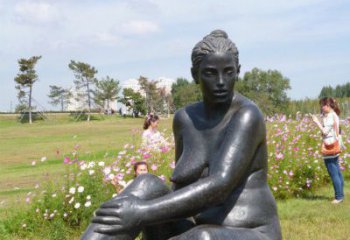 泰安中领雕塑给公园增添开心的女人铜雕