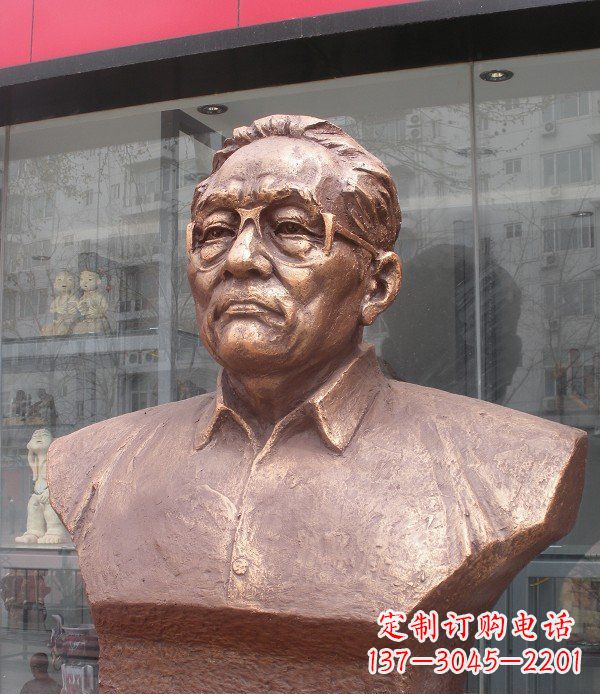 泰安以巴金头像为原型打造的高贵铜雕艺术