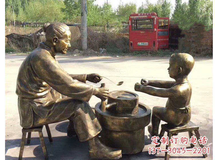 泰安广场帮母亲磨豆浆小品人物铜雕