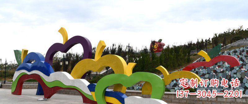 泰安广场艺术:不锈钢抽象彩色苹果雕塑