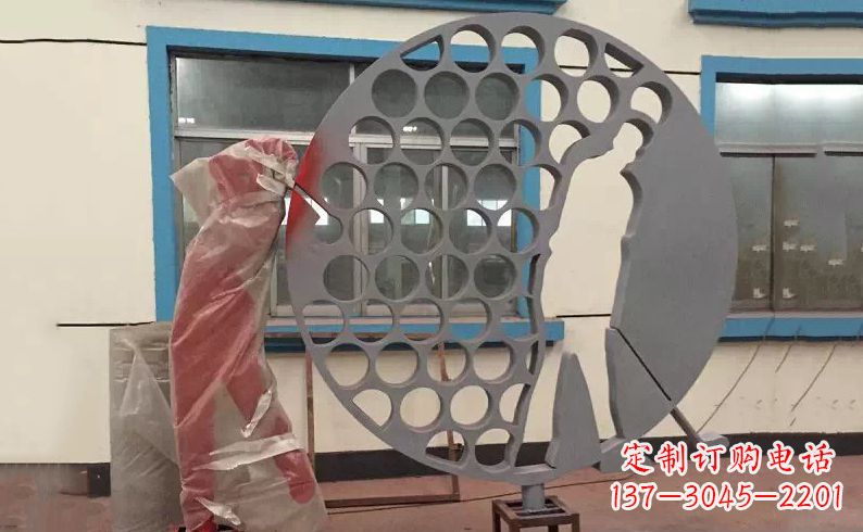 泰安广场不锈钢打高尔夫球雕塑 (2)