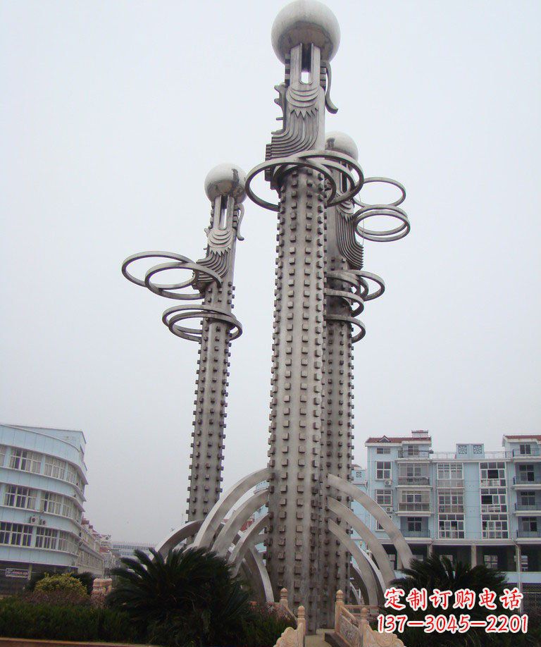 泰安广场不锈钢龙柱雕塑