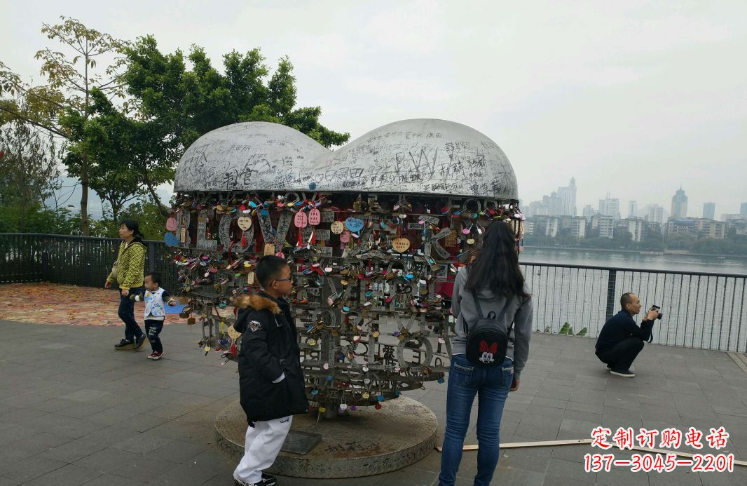 泰安不锈钢英文字母镂空景观雕塑