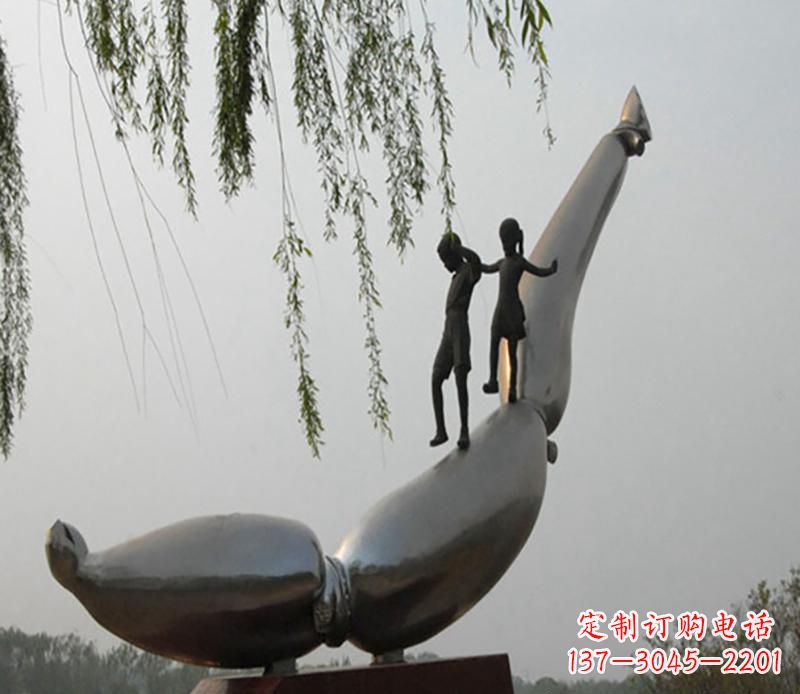 泰安海豚情侣雕塑,精美绝伦,让爱沉醉于大海中