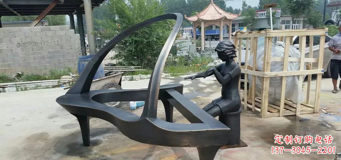 泰安广场抽象弹钢琴景观铜雕