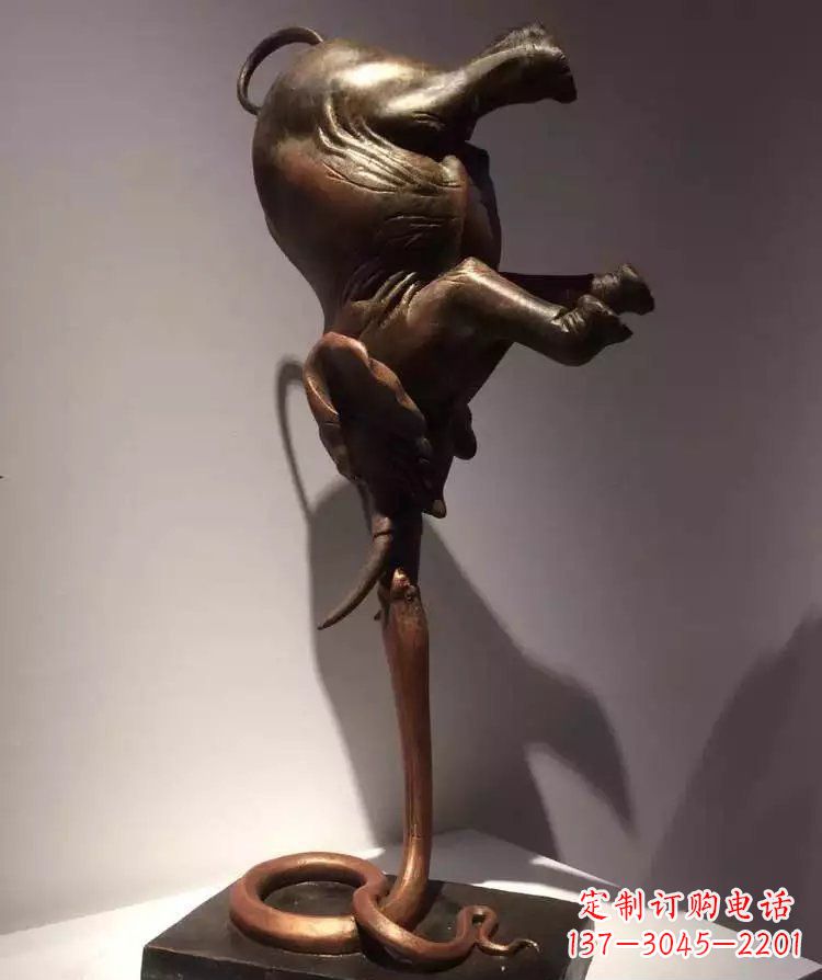 泰安广场大象倒立景观铜雕
