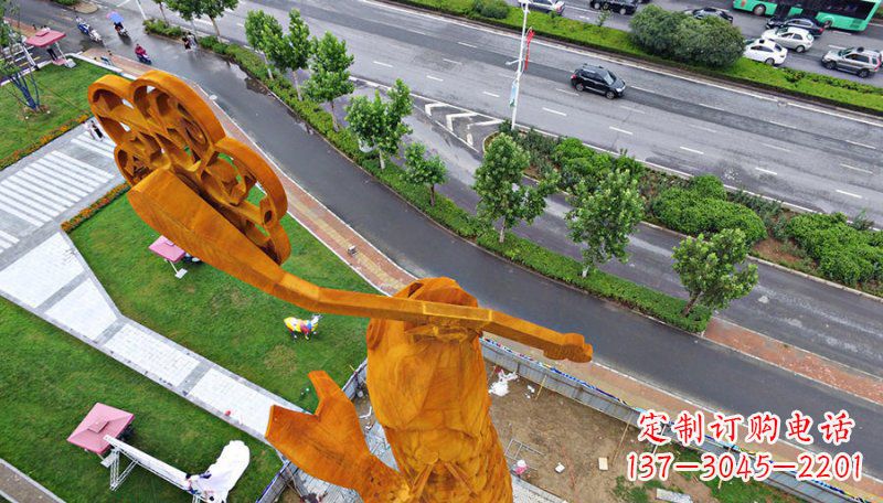 泰安广场叼着钥匙的鱼景观铜雕