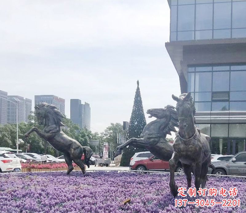 泰安广场动物奔跑的马铜雕