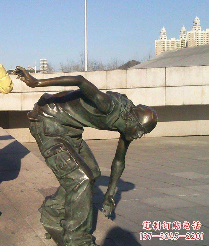 泰安广场滑滑板的青年景观铜雕