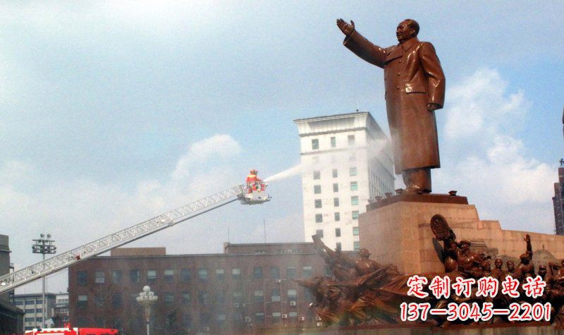 泰安广场挥手的毛主席景观铜雕