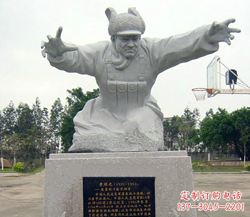 泰安广场黄继光石雕