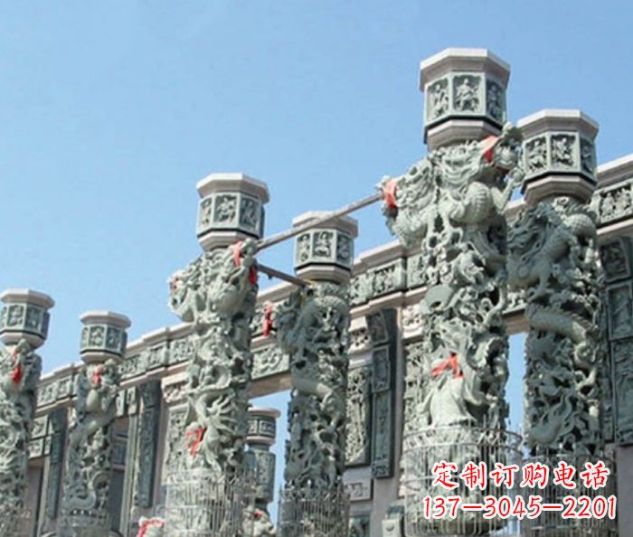 泰安青石龙柱雕塑，装点热闹的广场景观