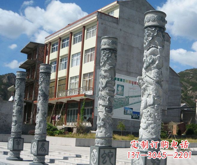 泰安以龙柱为原型的十二生肖石雕