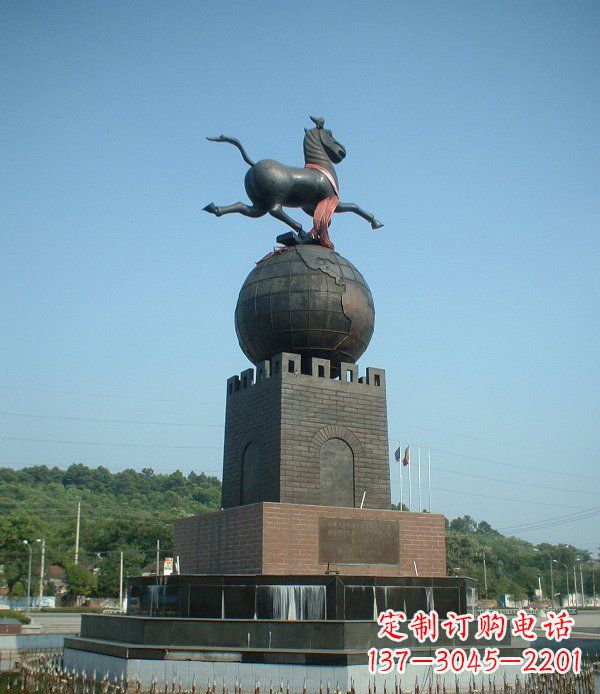 泰安广场马踏地球城市景观铜雕