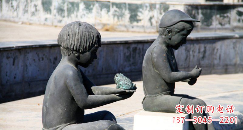 泰安广场拿着青蛙的儿童景观铜雕